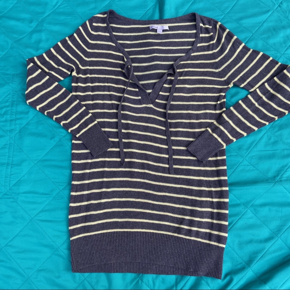 EUC Old Navy striped v-neck hoodie sweatshirt